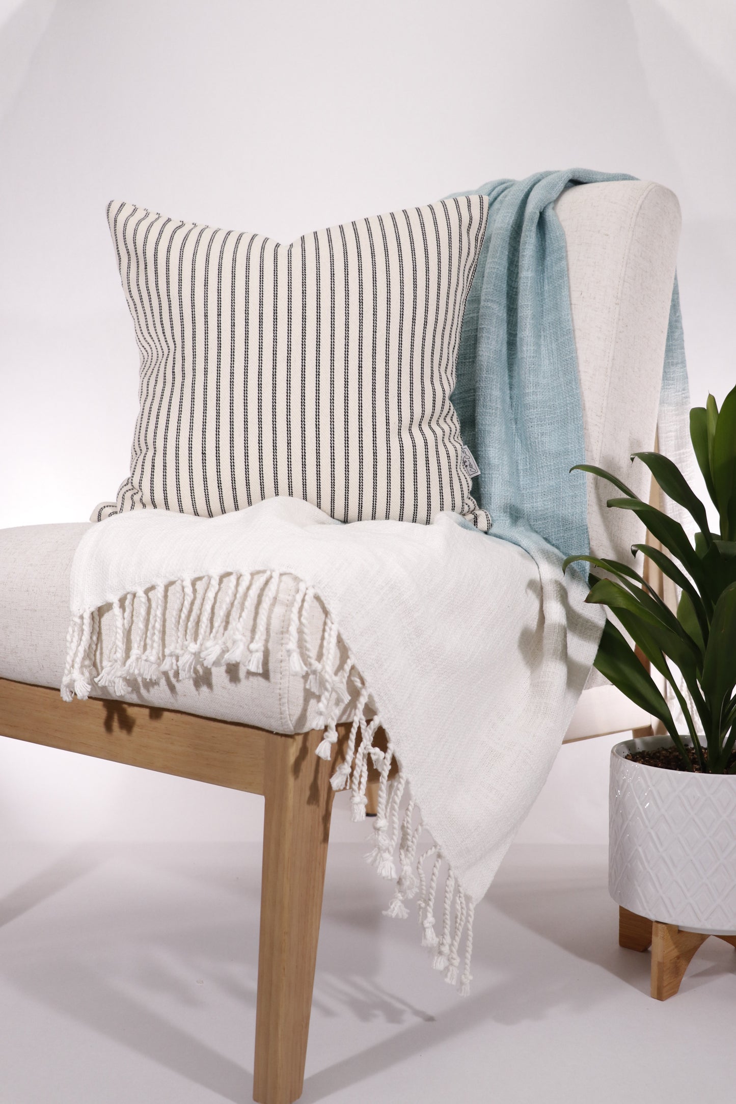 Shiboria Blue and White Ombré Tasseled Throw Blanket